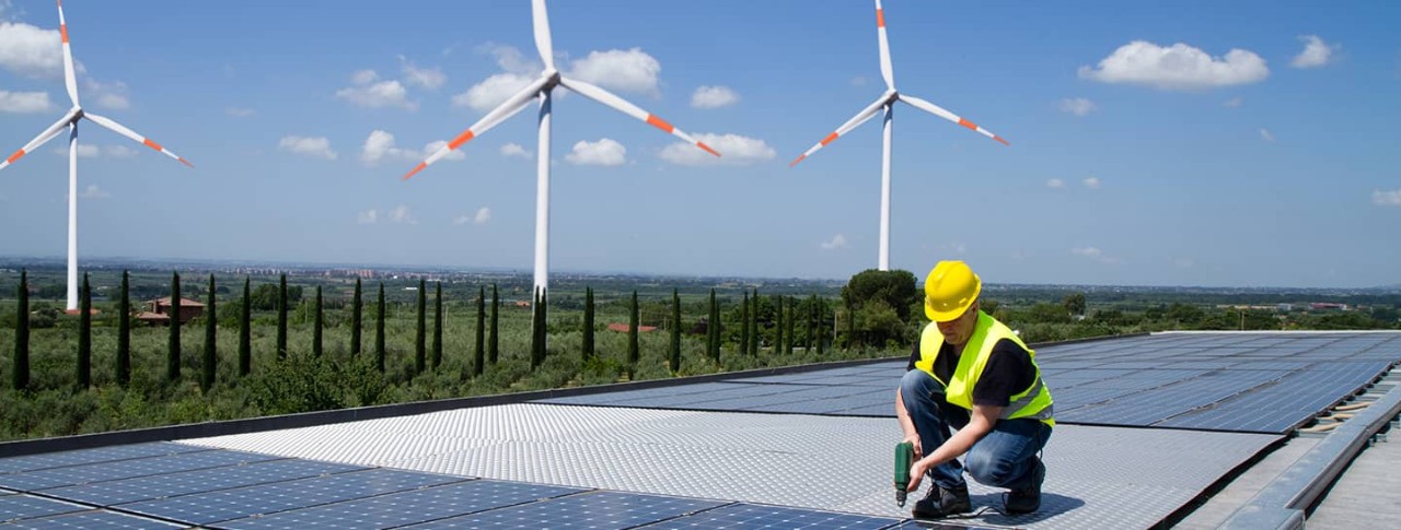 Hombre trabajando en infraestructura para energías limpias 