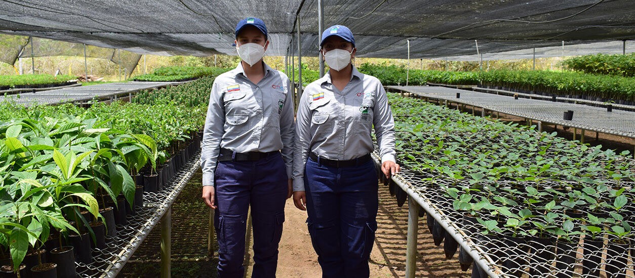 Karina Andrea Perdomo y Rosa Liliana Rozo, colaboradoras del Centro de Investigación del Bosque Seco Tropical.