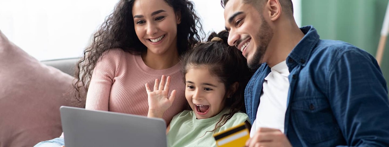 Familia feliz después de adquirir un servicio del portafolio Enel para personas.