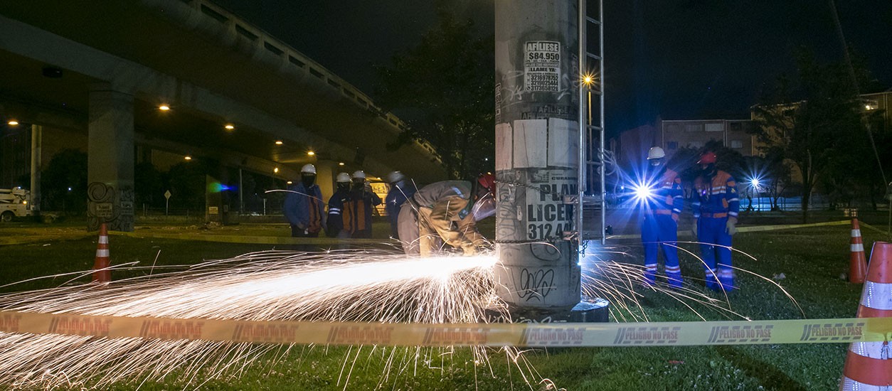 Grupo de trabajadores de Enel realizando obra de traslado de redes para el Metro de Bogotá.