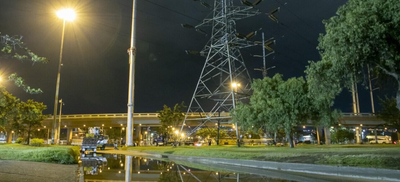Equipo de Enel realizando trabajos de traslado de redes para el Metro de Bogotá
