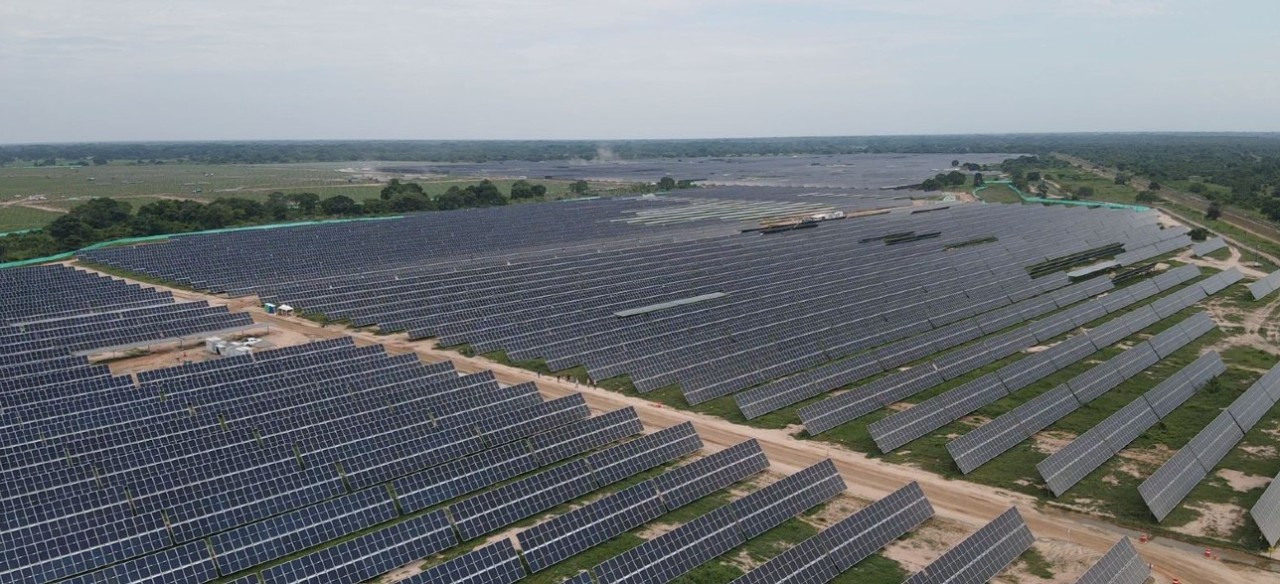 Parque de energía solar en etapa de construcción, situado el departamento del Cesar, Colombia.