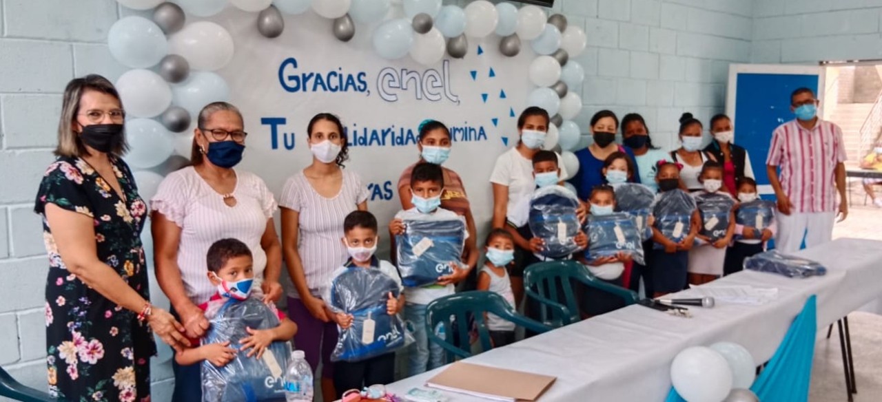 Entrega de kits Regalo Solidario Enel Colombia en Barranquilla.