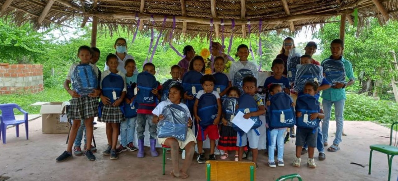 Entrega de kits escolares de Regalo Solidario en Fundación.