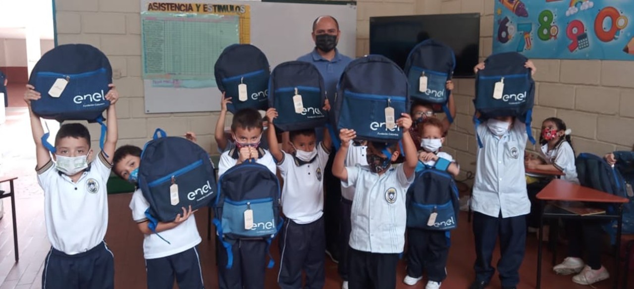 Entrega de kits Regalo Solidario Enel Colombia en Bucaramanga.