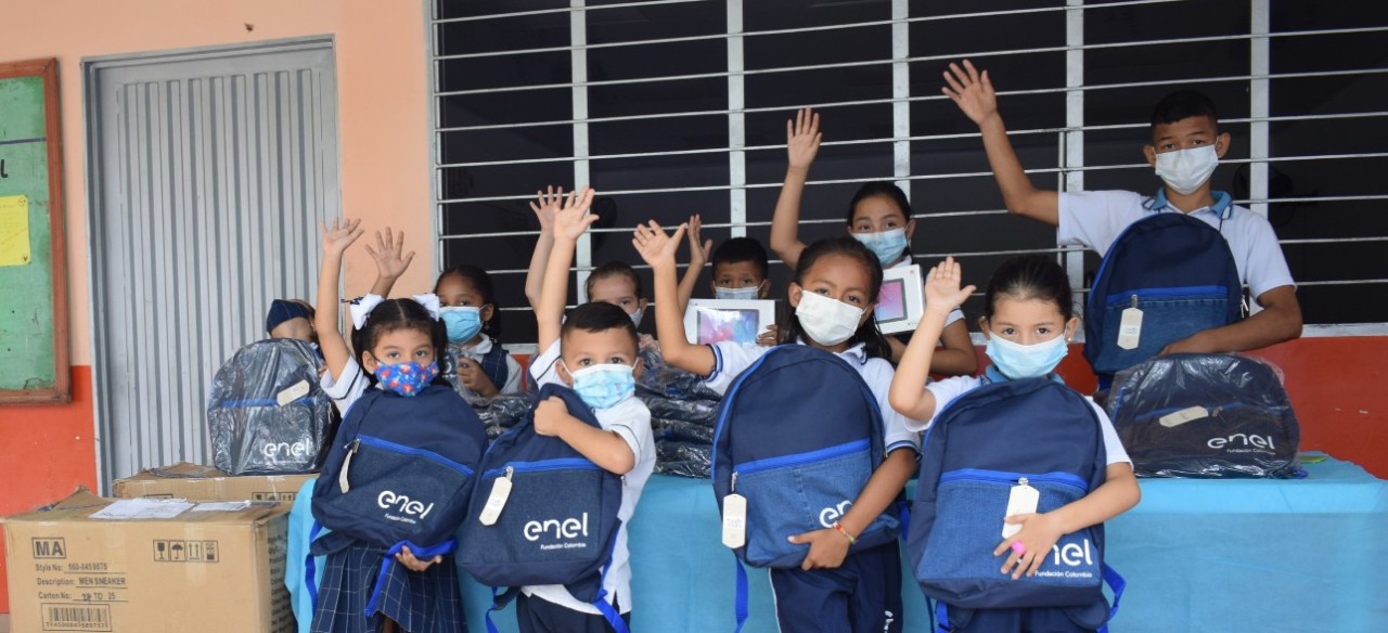 Niños con kit escolar de Enel