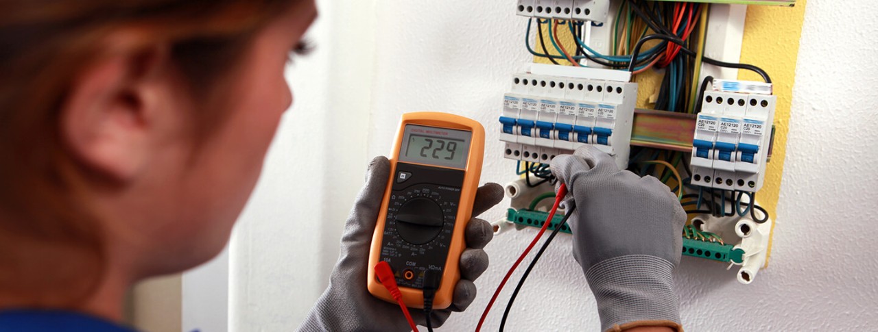 Banner, Especialista validando conexiones eléctricas, para evitar daños eléctricos.