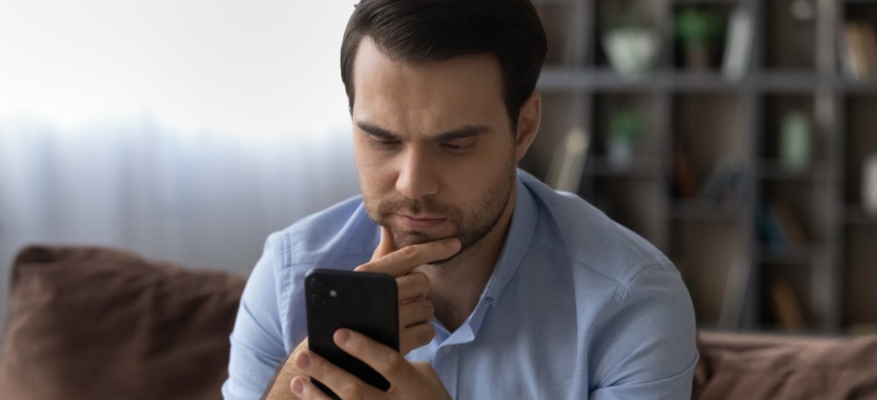 Hombre mirando el celular