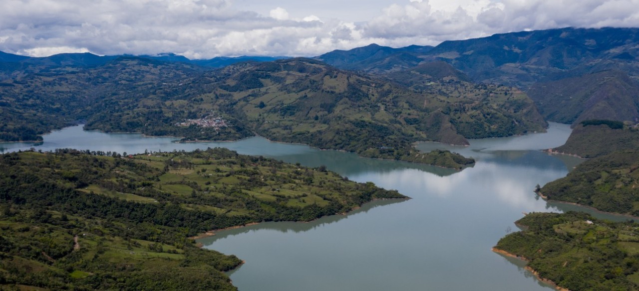 Panorámica del embalse de la Central Hidroeléctrica el Guavio.