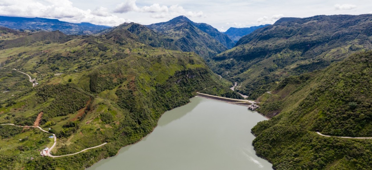 Embalse de la Central Hidroeléctrica el Guavio.