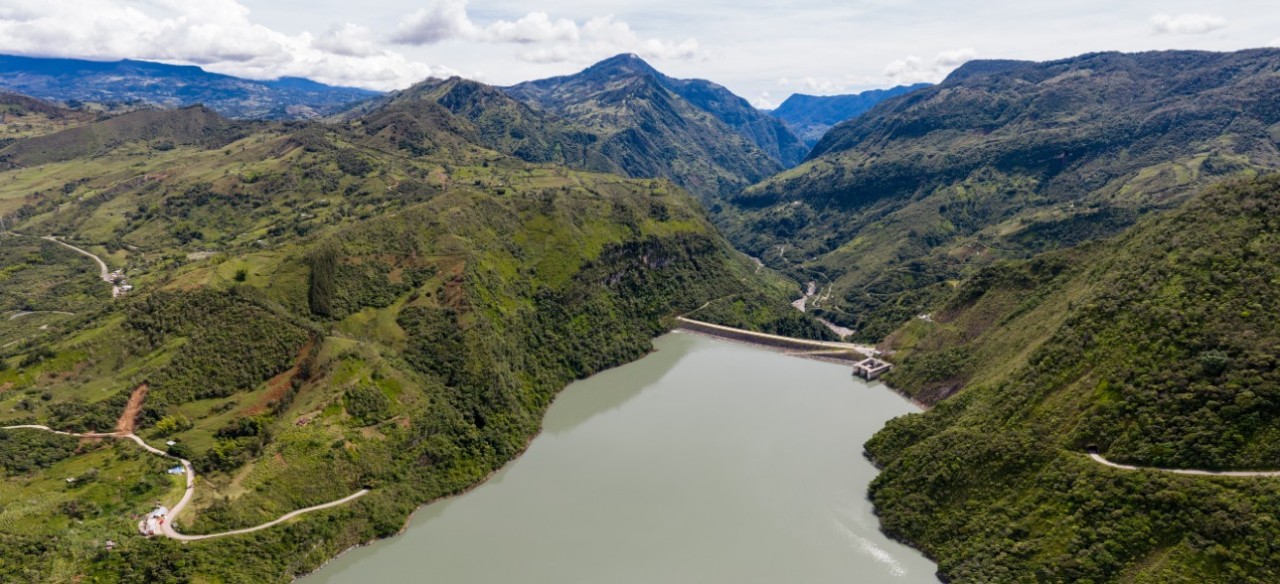  Vista aérea del Embalse de la Central Hidroeléctrica El Guavio