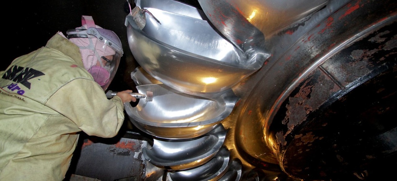 Trabajador haciendo mantenimiento de la Central Hidroeléctrica El Guavio.