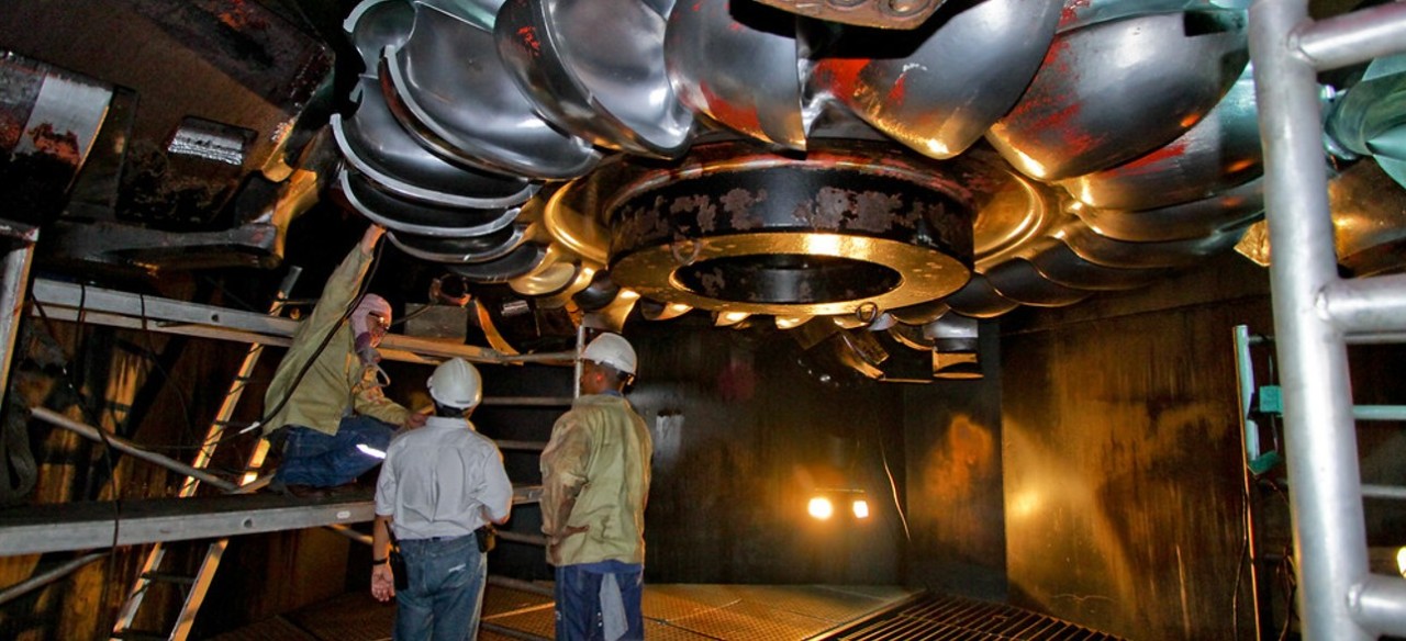 Hombres realizando el mantenimiento de la Central Hidroeléctrica El Guavio.