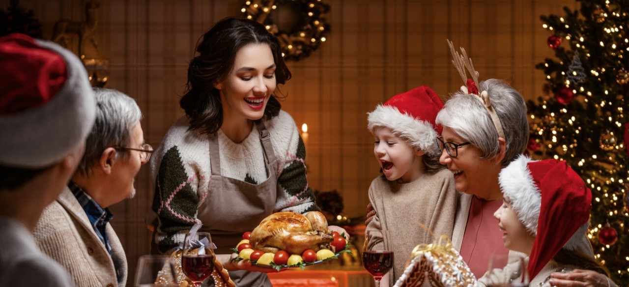 Familia disfrutando las tradiciones navideñas en Colombia.