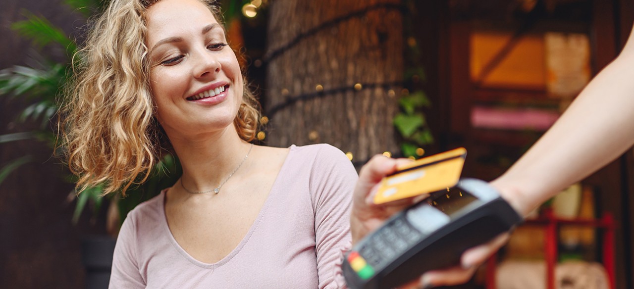 Mujer pagando con su tarjeta Crédito Fácil CODENSA en uno de nuestros establecimientos aliados.