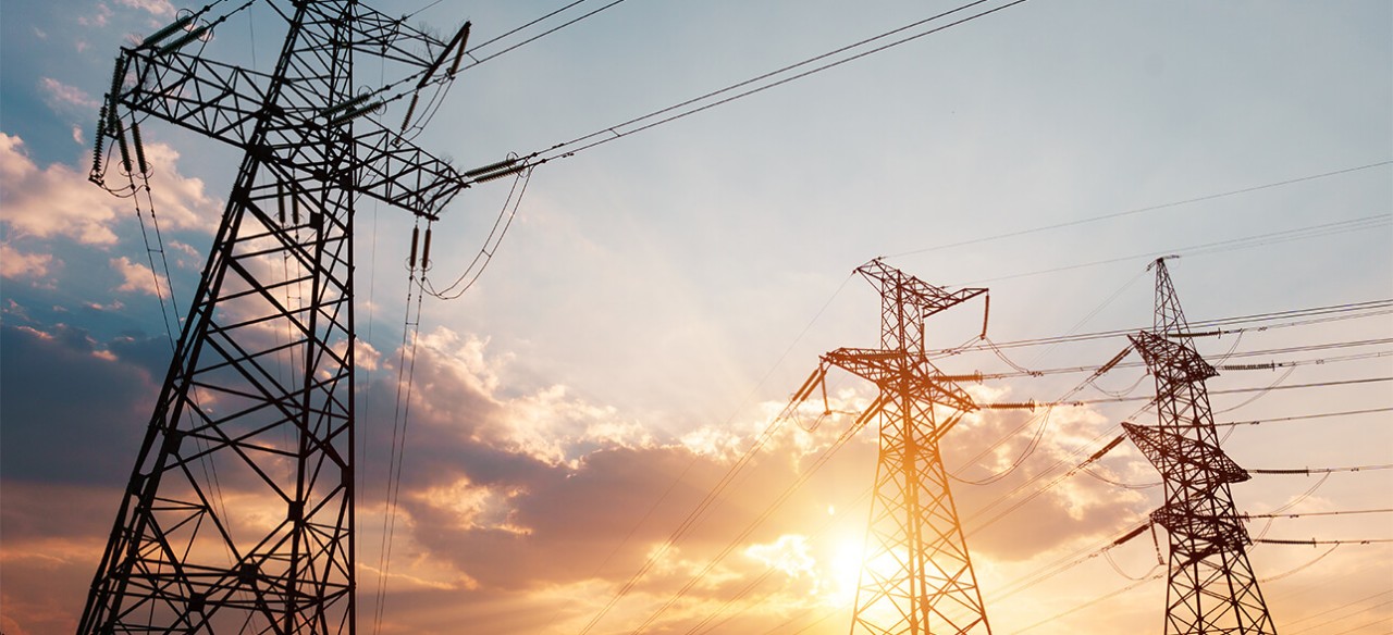 Torres y líneas de transmisión dentro del sistema de distribución de energía