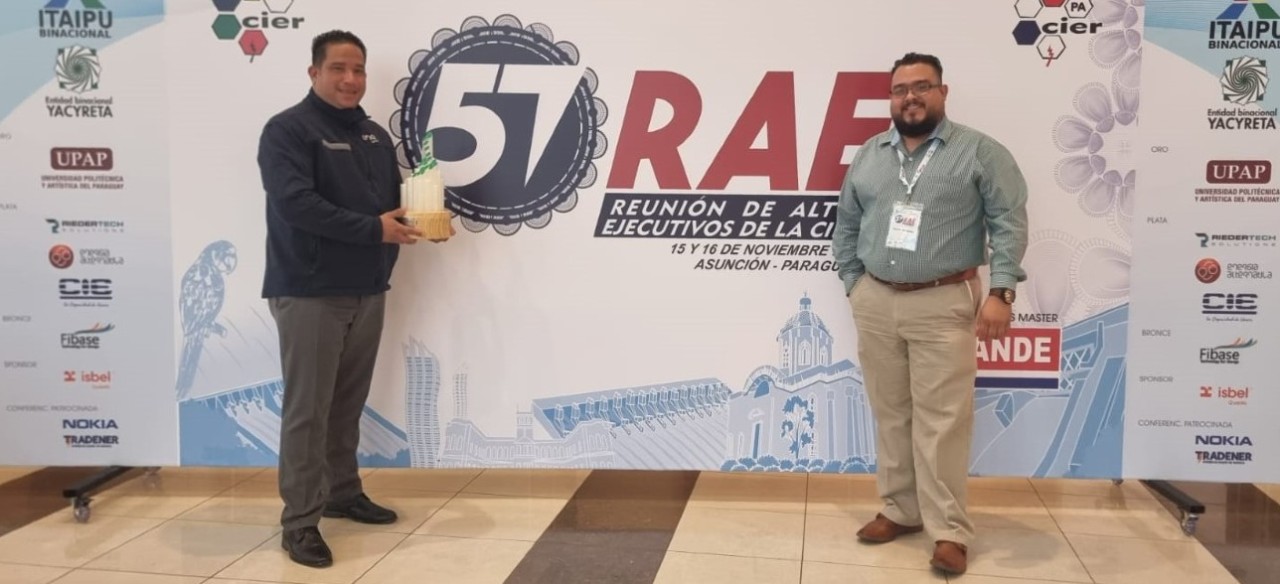 Eduardo Cárdenas y Erick Serrano, Digital Hub de Enel en Panamá, recibieron el premio CIER de innovación 2022.