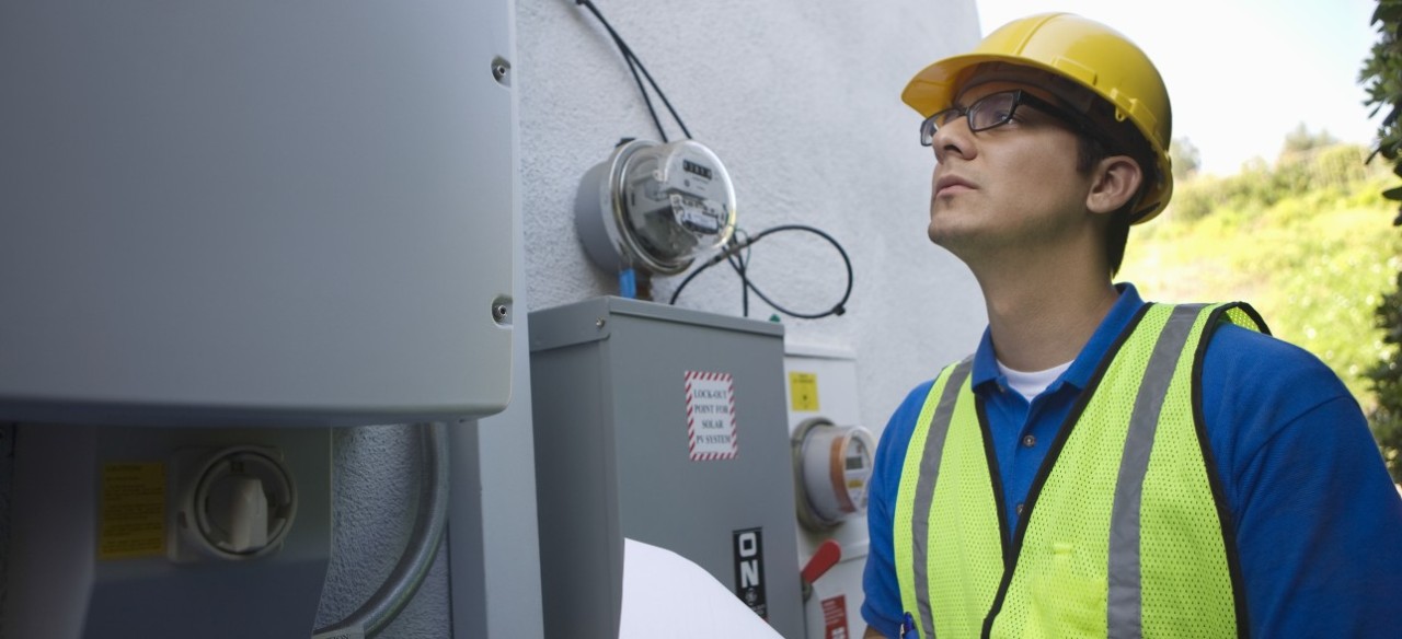 Hombre realizando la lectura de medidor de energía eléctrica para una empresa como primera instancia en la facturación de energía.