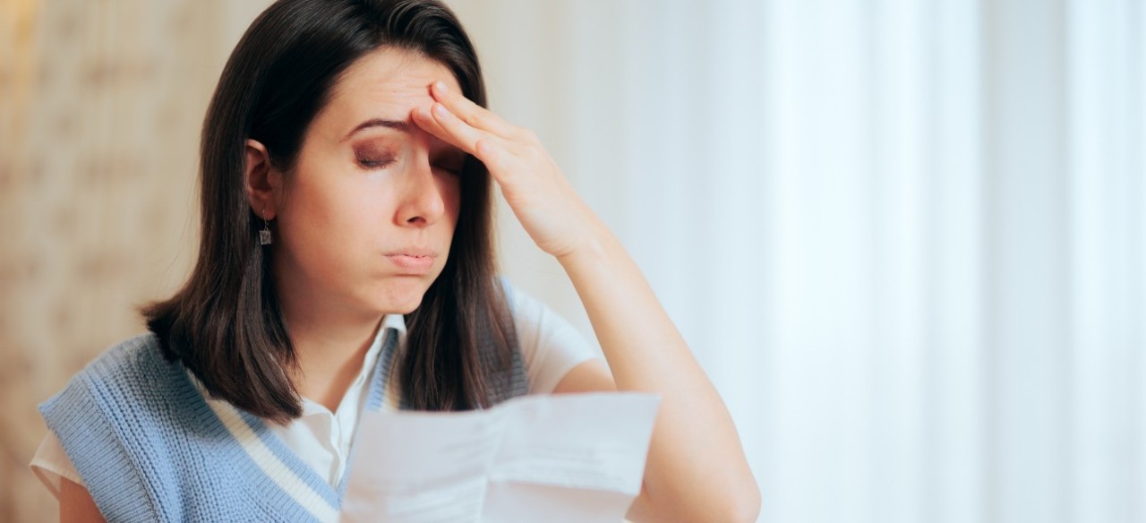 Mujer preocupada por el pago de la factura de energía.