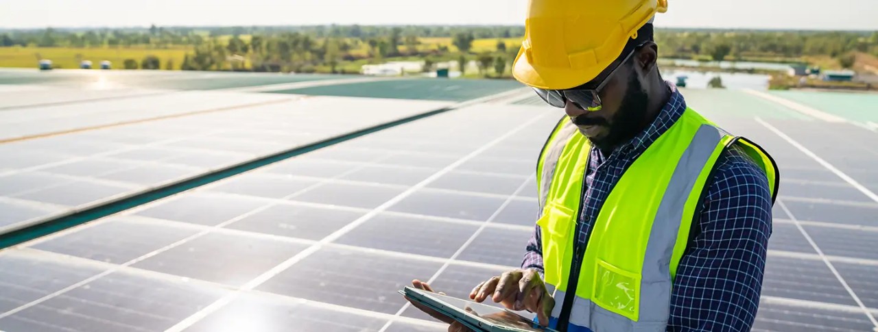 Ingenieros Enel revisando todas las soluciones para las necesidades de energía para una empresa industrial.