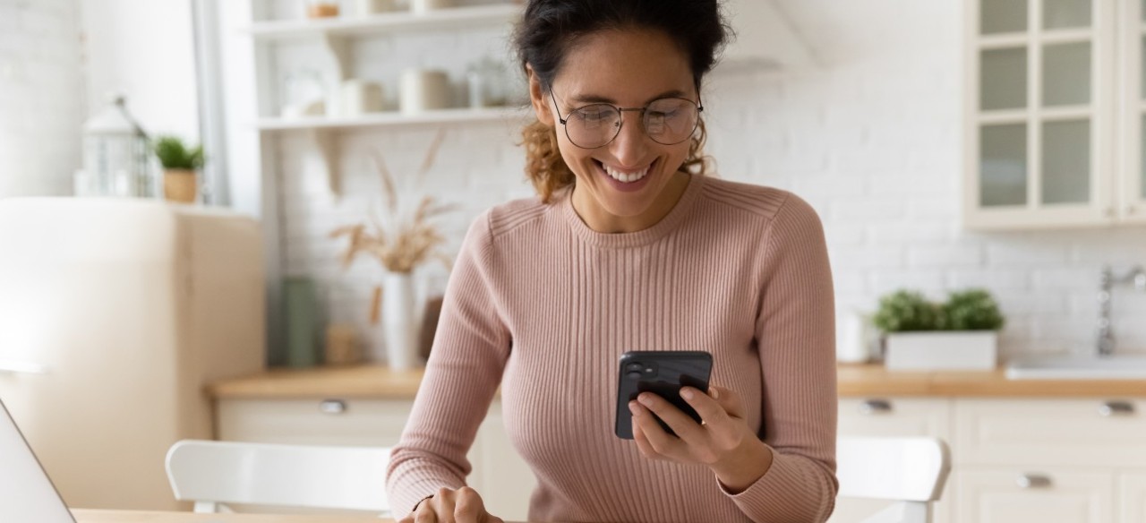 Mujer mirando celular