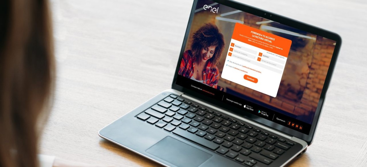 Hombre haciendo el registro de factura virtual de Enel Colombia en la página web.