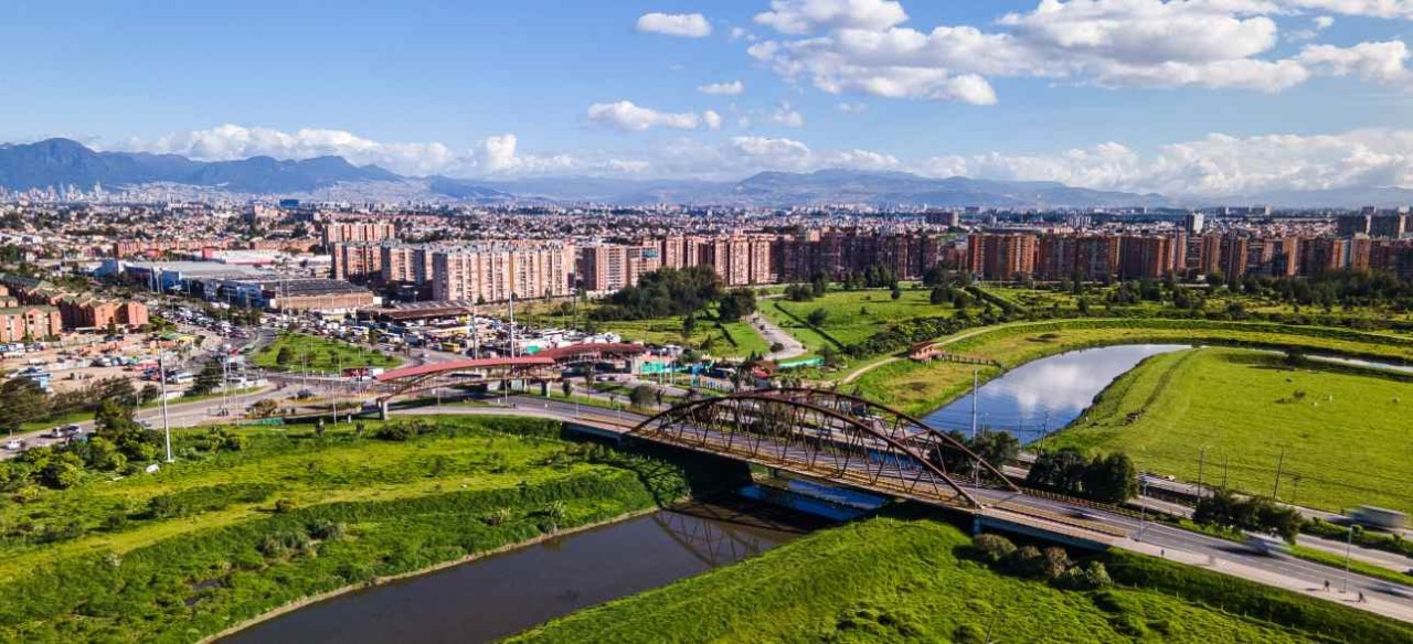 Panorámica del río Bogotá, donde se alcanza a ver su contaminación.