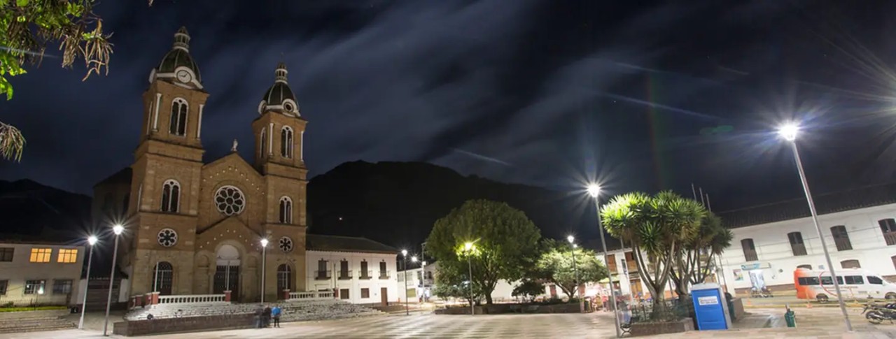 Sesquillé, municipio cerca a Bogotá iluminado en la noche, gracias al servicio de alumbrado público de Enel