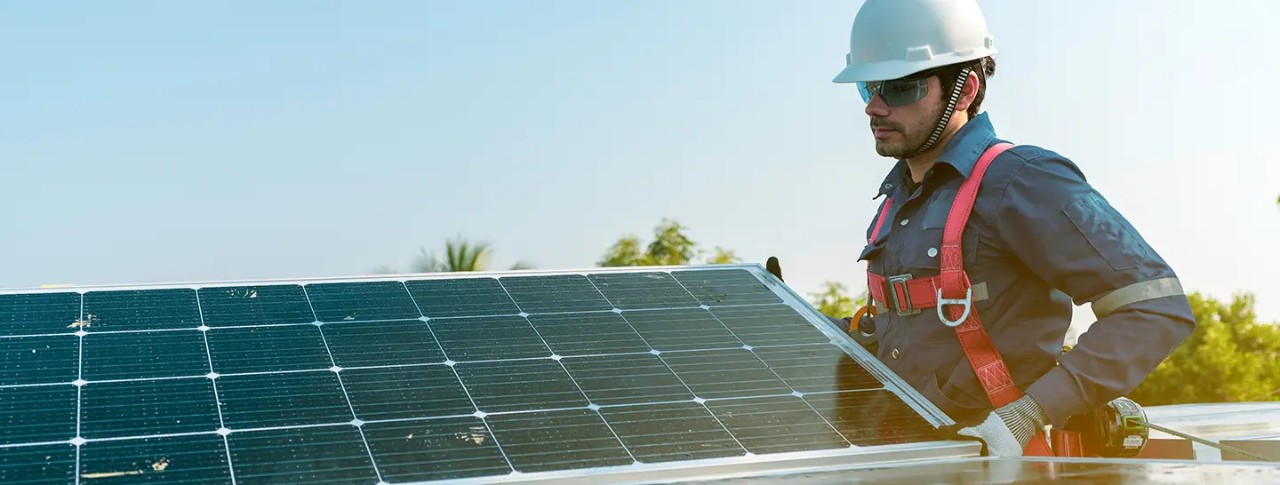 Personal de Enel instalando sistemas solares fotovoltaicos a una empresa que le apuesta a las energías verdes.
