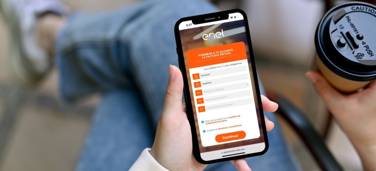 Mujer joven registrándose en la página web de Factura virtual Enel desde su celular a un solo clic, fácil y rápido. 