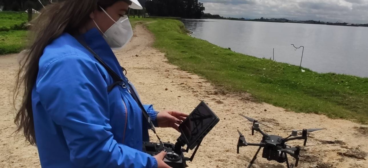 Ana Acosta haciendo uso de drones en Colombia en la central hidroeléctrica de Betania en el Huila.