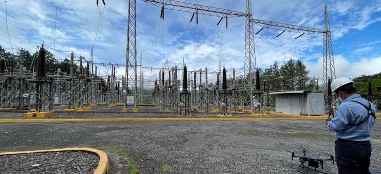 Carlos Cabellero, piloto de dron en la central hidroeléctrica Fortuna en Panamá. 