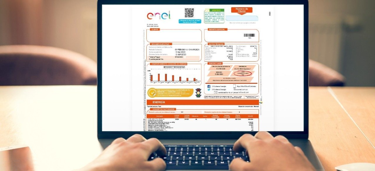 Empresario revisando en la factura de luz el consumo de energía eléctrica de su empresa.