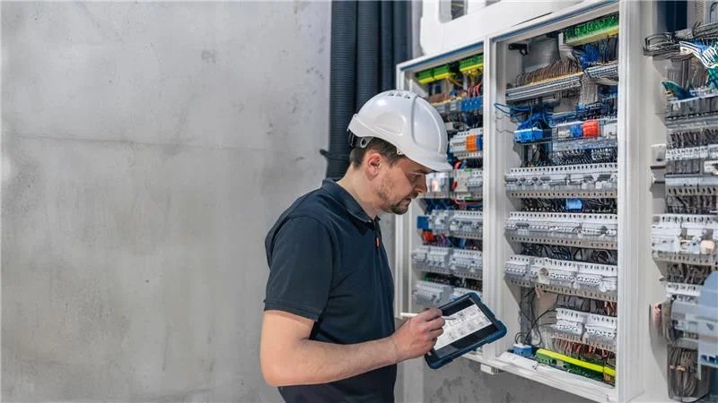 Hombre revisando medidores eléctricos