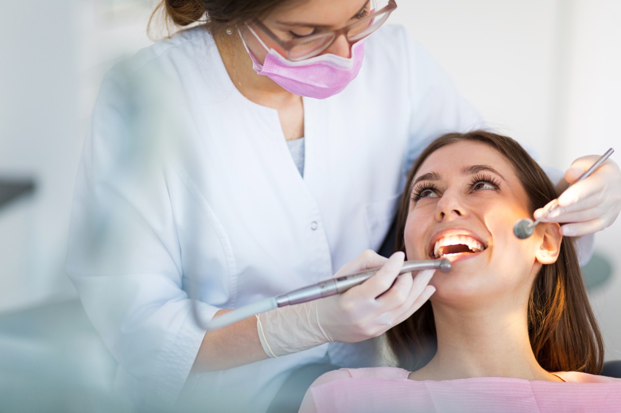 Mujer en consulta, aprovechando la asistencia odontológica de Enel para tener sus dientes sanos