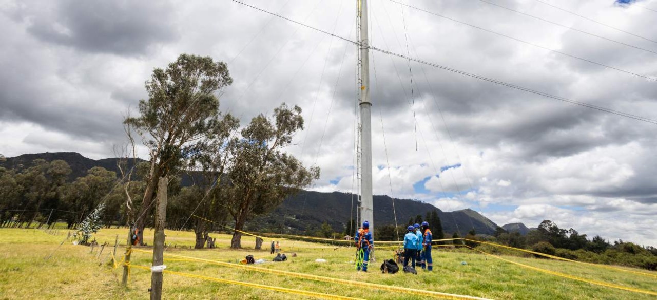 Equipo de Enel Colombia haciendo mantenimientos en las líneas de transmisión de la sabana y norte de Cundinamarca.