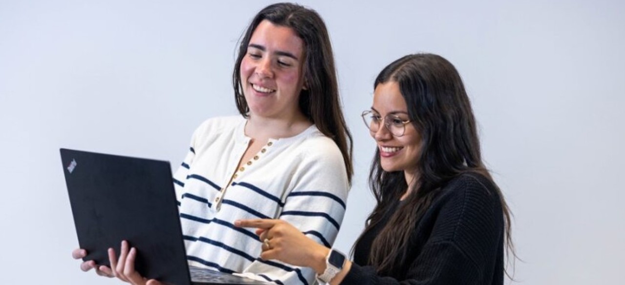 Dos mujeres jóvenes, practicantes profesionales de Enel Colombia.