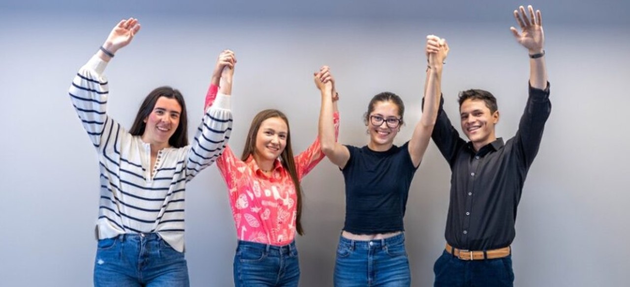 Grupo de practicantes felices de hacer su práctica laboral en Enel Colombia.