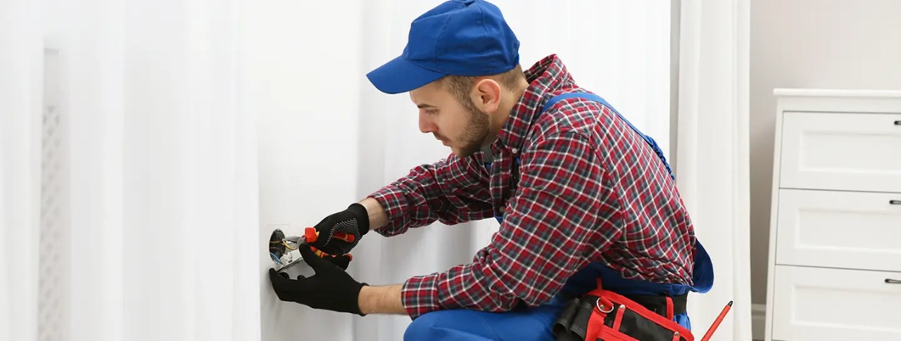 Hombre haciendo una remodelación de casa con el respaldo de Enel para dejar en obras eléctricas en casa antes de estucar y embaldosar.