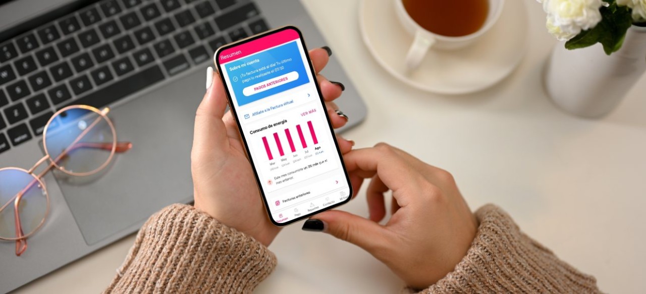 Mujer navegando desde su celular en la app de Enel para consultar su factura y realizar trámites virtuales.