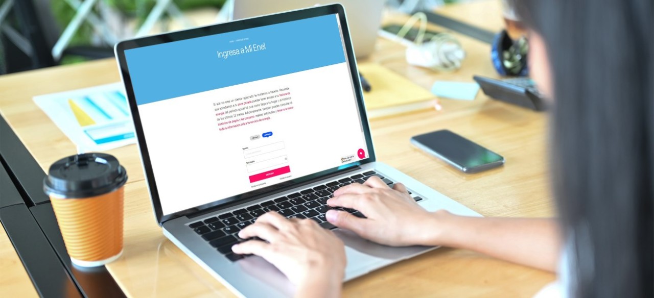 Usuario haciendo trámites en los canales digitales de autogestión de Enel Colombia