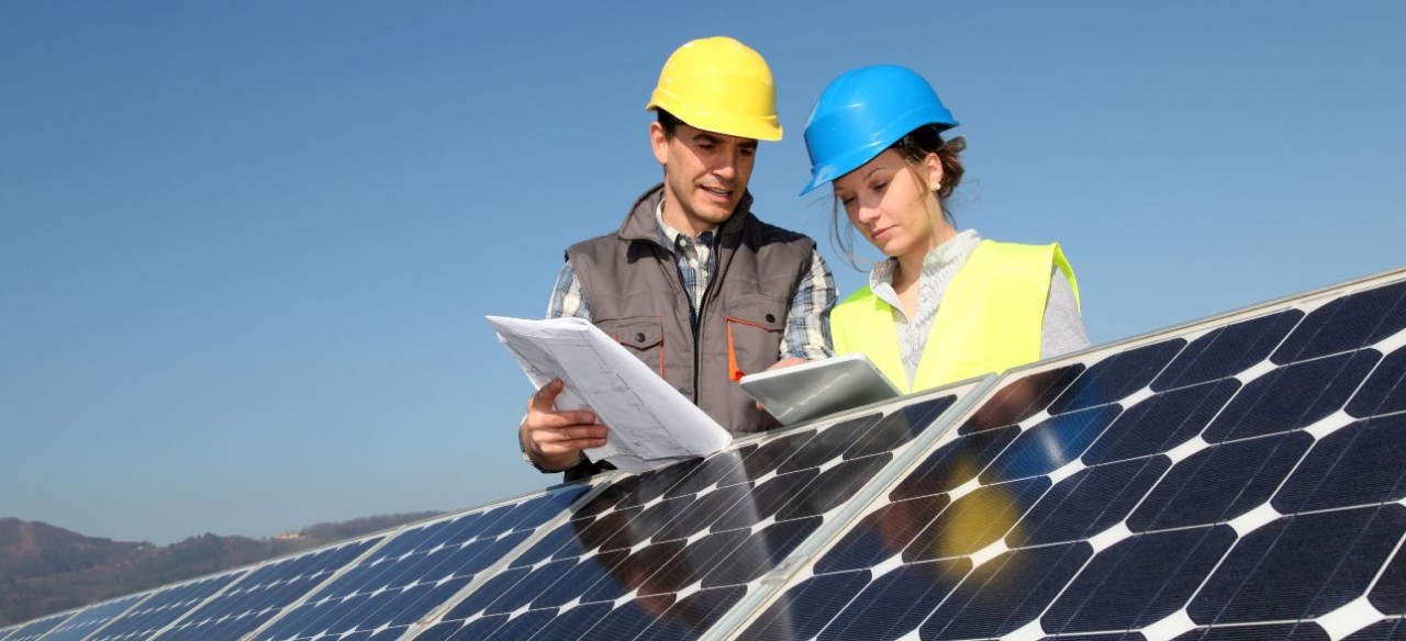 Empresarios analizando la gestión energética de su empresa. 