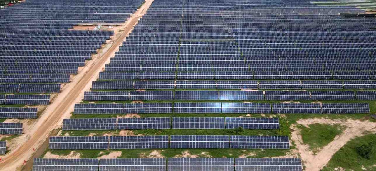 Paneles solares del parque solar La Loma, de Enel Colombia, en el departamento del Cesar.