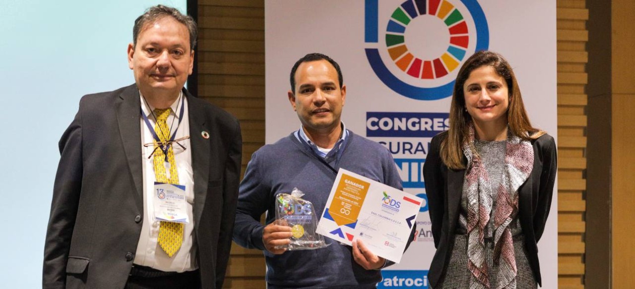 Enel Colombia recibiendo el reconocimiento por Buenas prácticas de Desarrollo Sostenible en octubre de 2023.