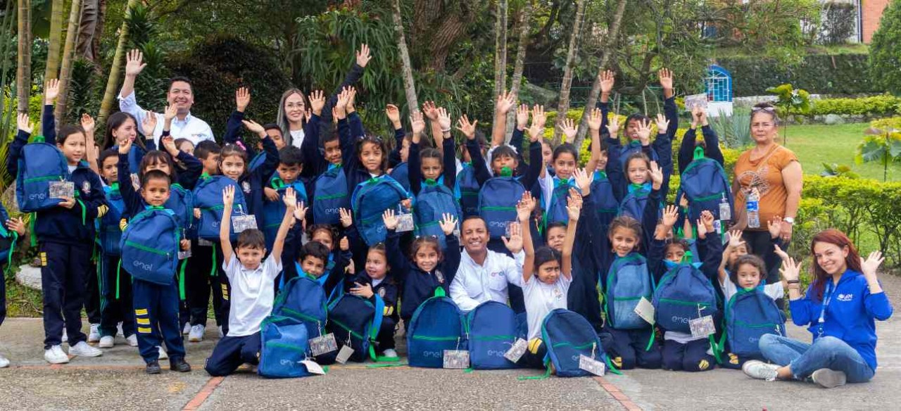 Niños felices con su kit escolar de Tejiendo sueños con energía, una iniciativa de Enel Colombia.