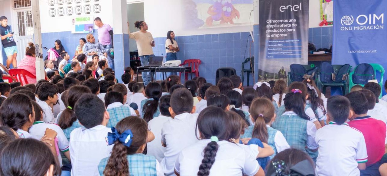 Entrega de kits escolares en institución educativa, parte de la iniciativa ‘Tejiendo sueños con energía’, una iniciativa de Enel Colombia.