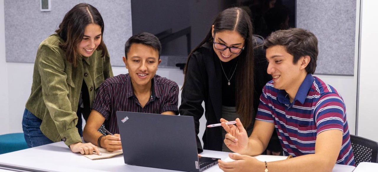 Jóvenes talento que brilla, haciendo sus prácticas profesionales en Enel Colombia.