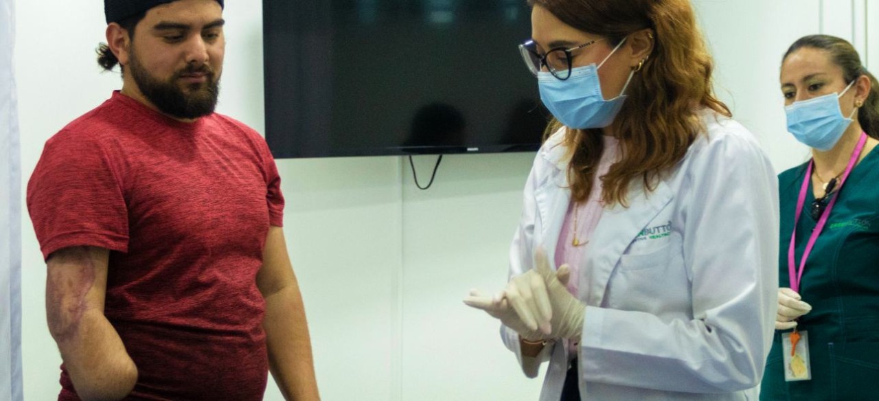 Óscar Mateus, el primer beneficiario del Plan Padrino de la Fundación Enel Colombia y la Fundación Betty Palomino, recibiendo la prenda de compresión.