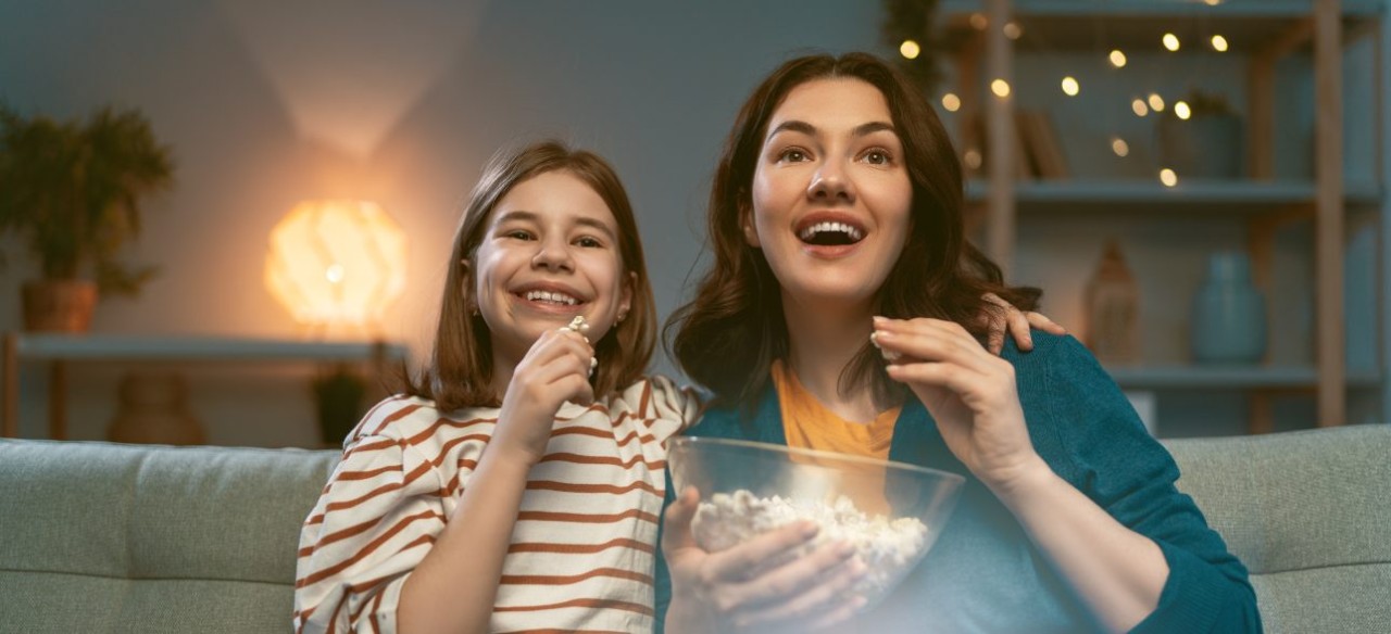 Madre e hija disfrutando una película gracias a la energía.