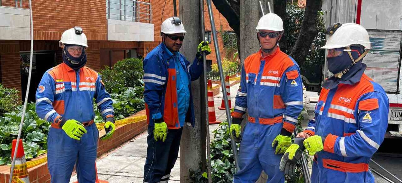 Cuadrilla de Enel con dotación de seguridad realizando trabajos eléctricos en zona residencial